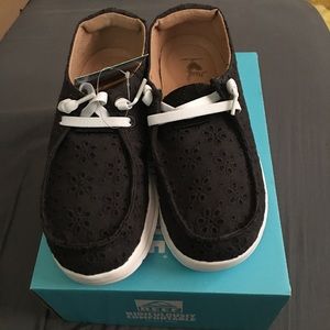 Womens black cushion sheakers